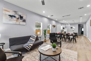 独立别墅 (4 Bedrooms) | 起居区 | 50-英寸电视（配备数码频道）