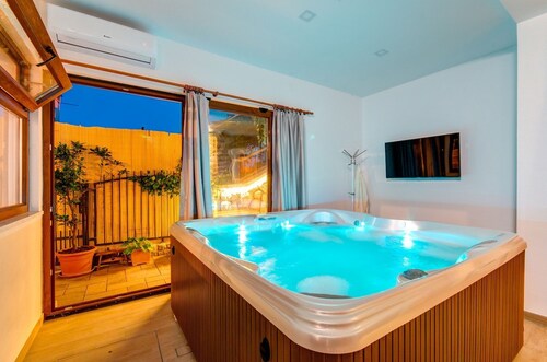 Holiday home with private pool, whirlpool, sea view