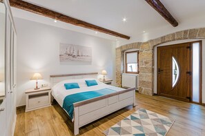 5 bedrooms, desk, free WiFi, bed sheets