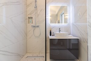 Douche, serviettes fournies