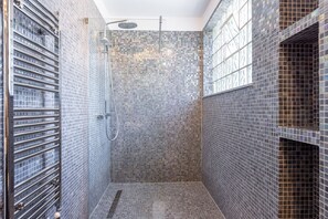 Douche, serviettes fournies
