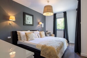 4 bedrooms, desk, free WiFi, bed sheets - Beachfront Villa with Private Pool, Jacuzzi, Sea View (Dramalj)