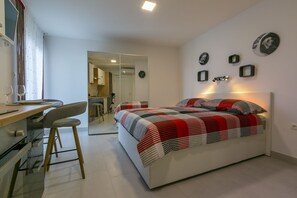 1 bedroom, desk, free WiFi, bed sheets