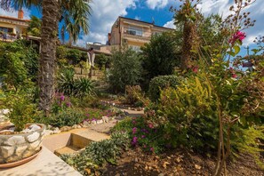 Property grounds - 100 metres to the beach (Dramalj)