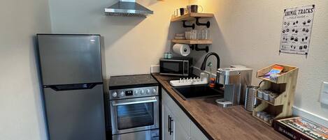 Frigorifero, microonde, forno, piano cottura