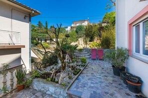 Terrace/patio - Directly on the beach with sea view (Jadranovo)