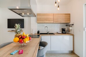 Geladeira, cooktop, lava-louças, cafeteira/chaleira