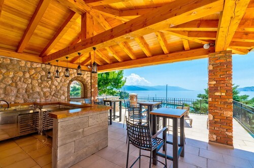 Luxury with pool, sauna, whirlpool directly by the sea