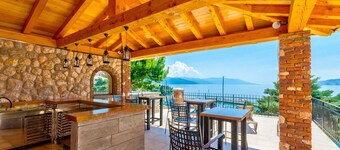 Luxury with pool, sauna, whirlpool directly by the sea