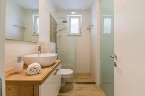 Douche, séchoir à cheveux, serviettes fournies