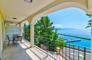 Outdoor dining - Luxury directly by the sea with sauna, whirlpool, gym (Novi Vinodolski)