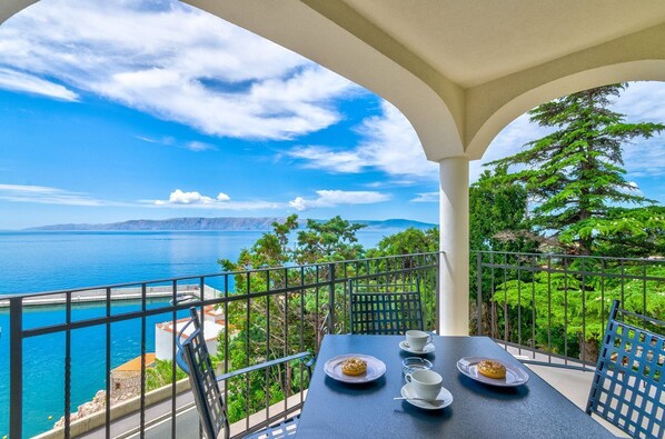 Outdoor dining - Luxury flat directly by the sea with pool, sauna, gym (Novi Vinodolski)