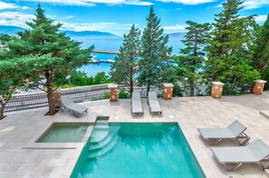 Pool - Luxury flat directly by the sea with pool, sauna, gym (Novi Vinodolski)