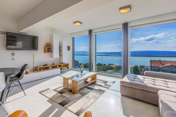 Living area - Panoramic view and whirlpool (Crikvenica)