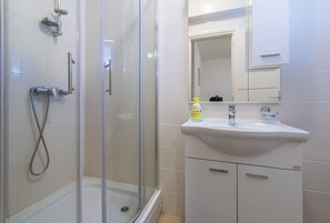 Shower, hair dryer, towels - 100 metres beach with sea view (Crikvenica)