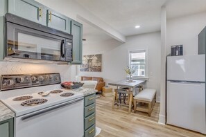 Kjøleskap, mikrobølgeovn, ovn og kokeplater