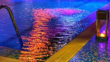 Una piscina cubierta, una piscina al aire libre de temporada