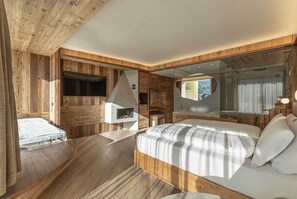 Luxe studio suite, balkon, uitzicht op bergen | Hypoallergeen beddengoed, donzen dekbedden, bedden met traagschuimmatras