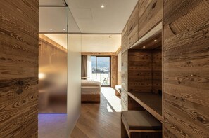 Habitación Deluxe con 1 cama matrimonial o 2 individuales, balcón, vista a la montaña | Ropa de cama hipoalergénica, edredón y camas con efecto memoria 