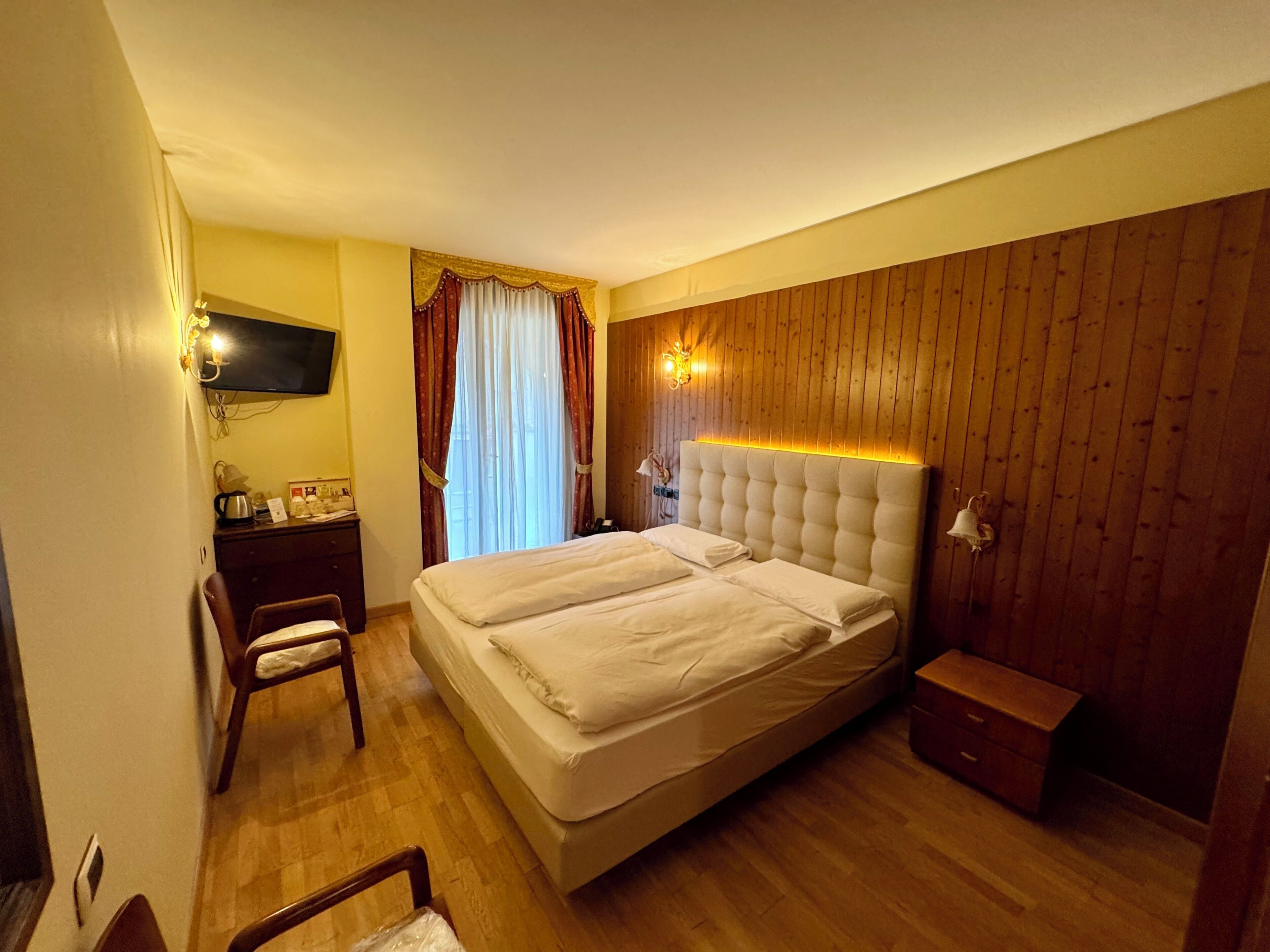 Habitación económica con 1 cama matrimonial o 2 individuales, balcón, vista a la montaña | Ropa de cama hipoalergénica, edredón y camas con efecto memoria 