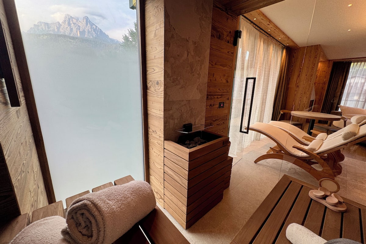 Luxury Studio Suite, Balcony, Mountain View | Hypo-allergenic bedding, down duvets, memory-foam beds, in-room safe