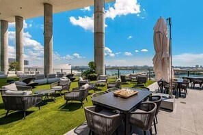 Outdoor dining - Downtown Luxury · Bay Views + Beach Club · #3711 (Miami)