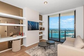 Smart TV - Downtown Luxury · Bay Views + Beach Club · #3711 (Miami)