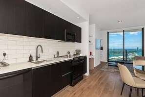 Fridge, microwave, oven, stovetop - Downtown Luxury · Bay Views + Beach Club · #3711 (Miami)