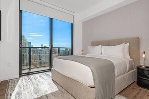 2 bedrooms, desk, free WiFi, bed sheets - Downtown Luxury · Bay Views + Beach Club · #3711 (Miami)