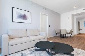 Smart TV - Downtown Luxury · Bay Views + Beach Club · #3711 (Miami)