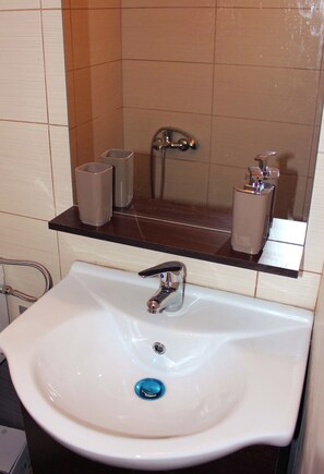 Apartament | Bany | Dutxa, assecador de cabells i tovalloles 