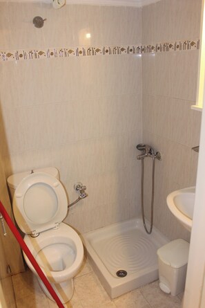 Douche, serviettes fournies, papier toilette