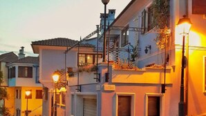 A street view of a residential area with houses, street lamps, and a clear sky. - Studio Sleeps 2 With Free Parking (Thessaloniki)