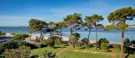 Een douche, een haardroger, handdoeken