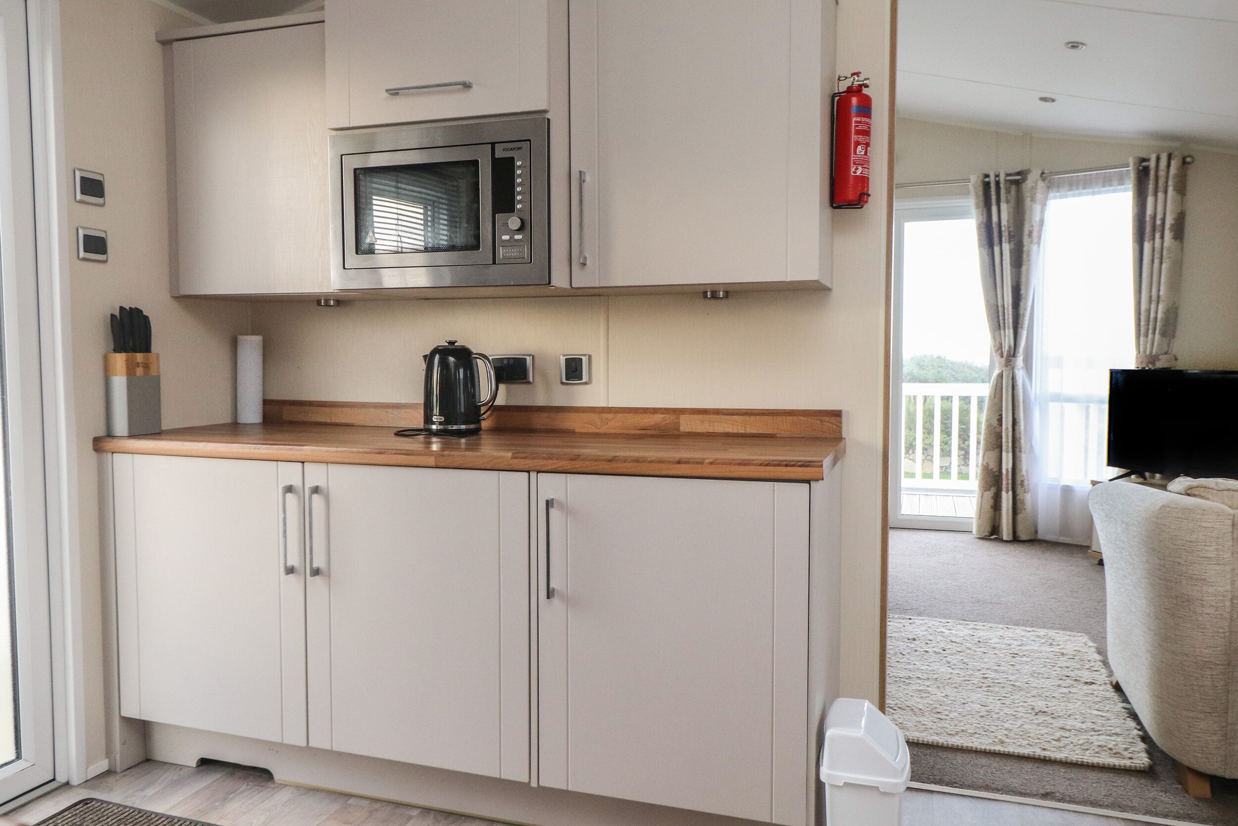 Een koelkast, een vaatwasser, een waterkoker, een broodrooster