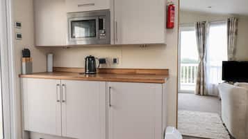 Een koelkast, een vaatwasser, een waterkoker, een broodrooster