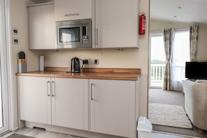 Geladeira, lava-louças, chaleira elétrica, torradeira