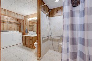 Douche, sèche-cheveux, serviettes fournies, savon