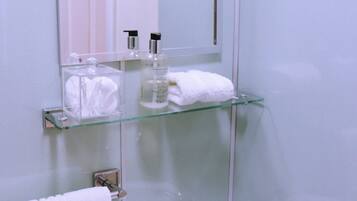 Habitación doble, baño en la habitación | Baño
