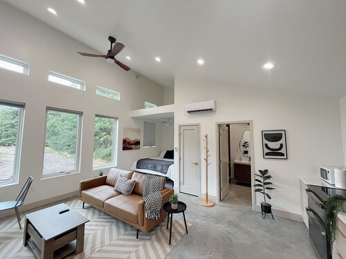 Modern & Cozy Studio W/ Large Shower & W/D