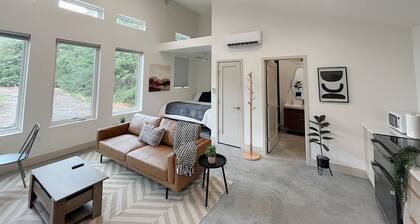 Modern & Cozy Studio W/ Large Shower & W/D