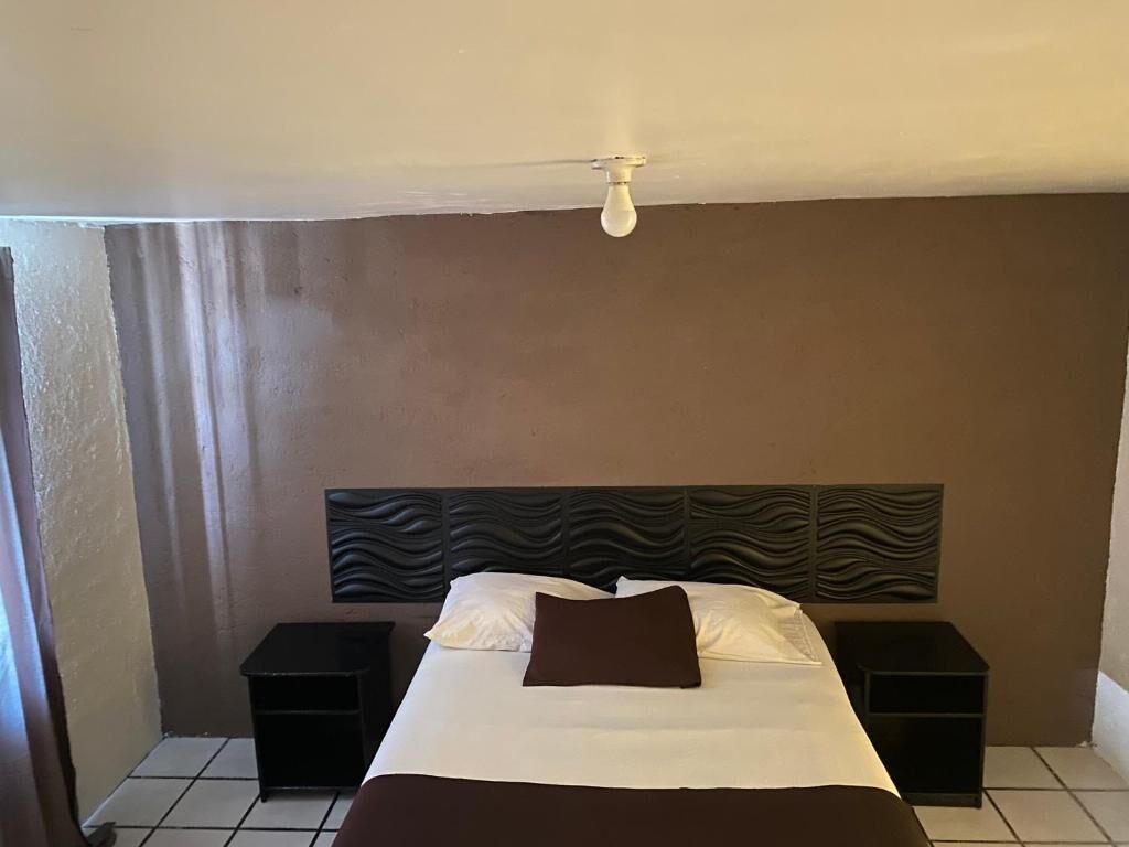 Habitación básica | 2 habitaciones, escritorio, tabla de planchar con plancha y wifi gratis 