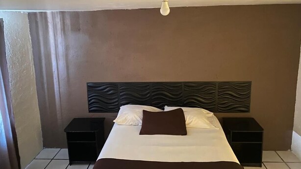 Habitación básica | 2 dormitorios, escritorio, tabla de planchar con plancha y wifi gratis