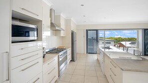 Kühlschrank, Mikrowelle, Ofen, Geschirrspüler