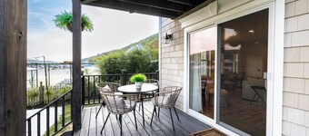 LAKEFRONT ~ GAME ROOM, KAYAKS, DOCK. HOT TUB SOON!  50mi from NYC ~