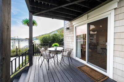 Lakefront Oasis 50mi from NYC. Direct Lake Access. Private Dock, Kayaks, Hot Tub