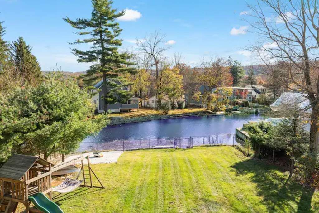 Lakefront Home ~ Game room, Kayaks, Dock, Walk to Beach + more ~ NYC 60min