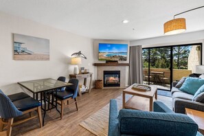 TV, fireplace - Luxury Garden View - Seascape Beach - Heated Pool (Aptos)