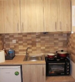 Apartment | Private kitchen | Fridge, microwave, oven, electric kettle - Amazing Studio Next to all City Attractions (Thessaloniki)