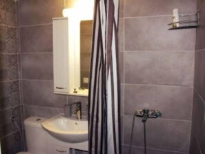 Apartment | Badezimmer | Dusche, Handtücher